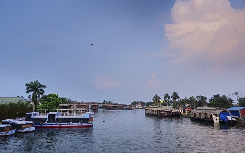 ആലപ്പുഴ ഹൗസ്ബോട്ട് & കായൽ യാത്ര
